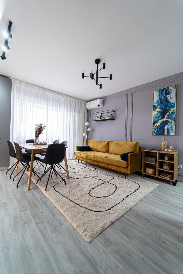 Delux Suite Bacau Bagian luar foto