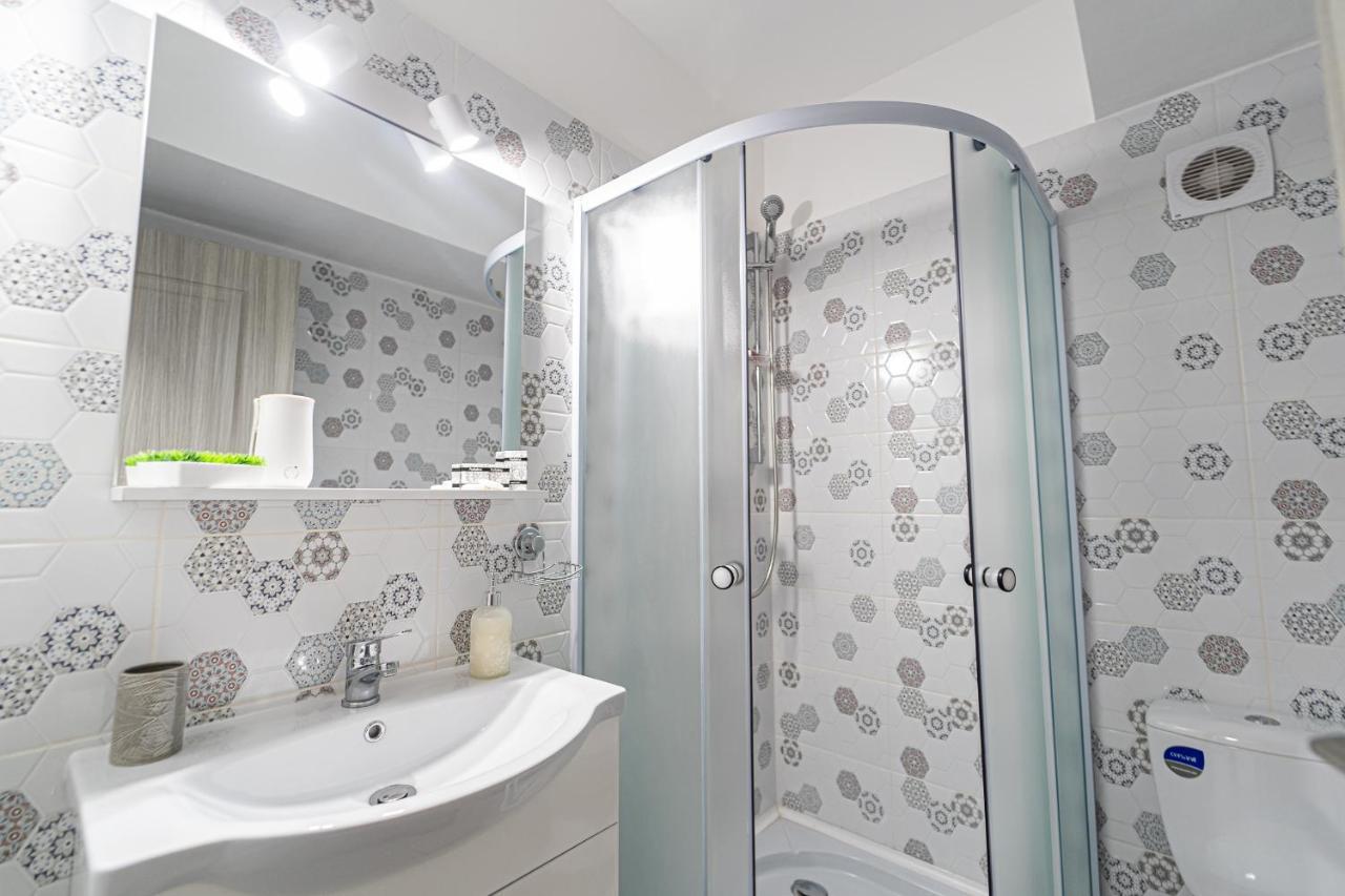 Delux Suite Bacau Bagian luar foto