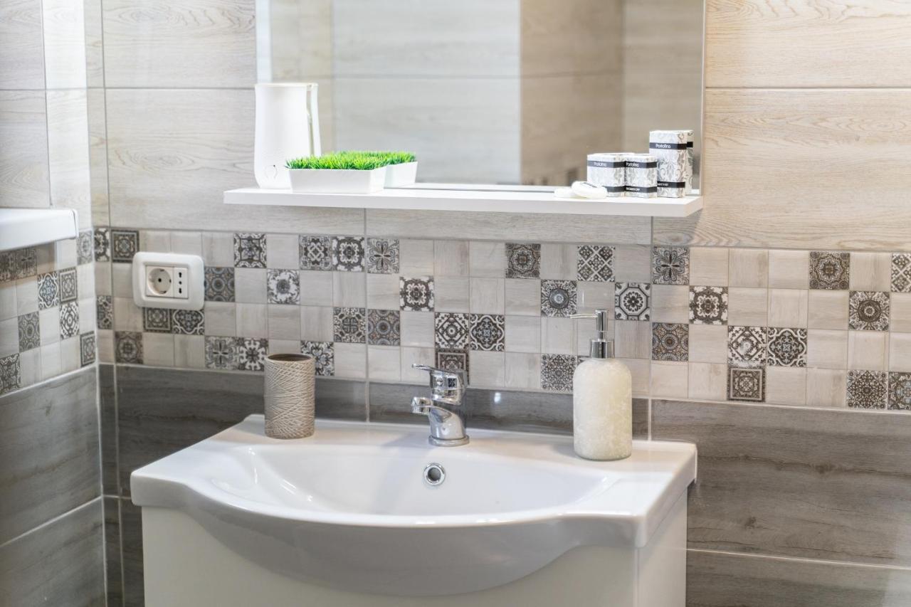 Delux Suite Bacau Bagian luar foto